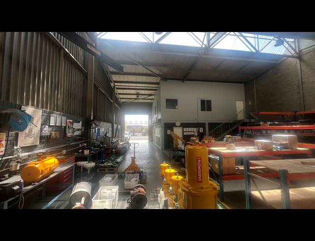 410M² WAREHOUSE TO LET IN SPARTAN